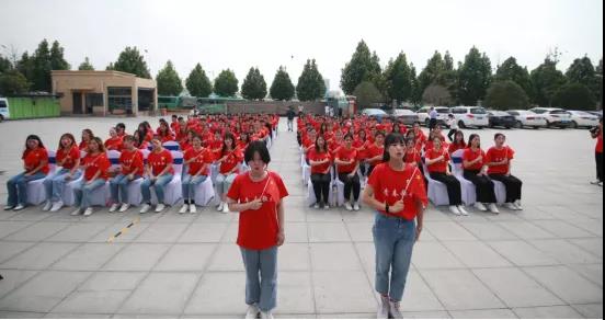 做白色的牛奶，創(chuàng)紅色的企業(yè)，花花牛乳業(yè)集團(tuán)青春歌會(huì)慶祝建黨100周年