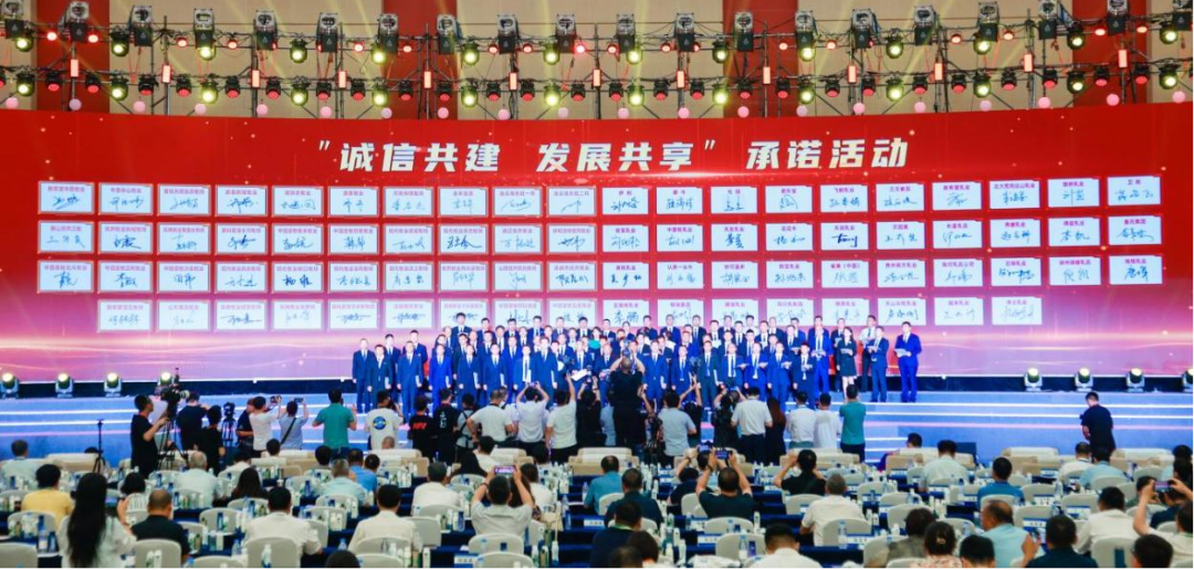 啟航新征程 點亮新賽道丨花花牛乳業(yè)集團(tuán)參加第十四屆中國奶業(yè)大會暨D20峰會，榮獲“中國乳制品生產(chǎn)企業(yè)現(xiàn)代化等級5A級”評定殊榮