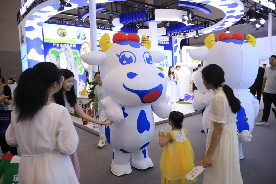啟航新征程 點亮新賽道丨花花牛乳業(yè)集團(tuán)參加第十四屆中國奶業(yè)大會暨D20峰會，榮獲“中國乳制品生產(chǎn)企業(yè)現(xiàn)代化等級5A級”評定殊榮