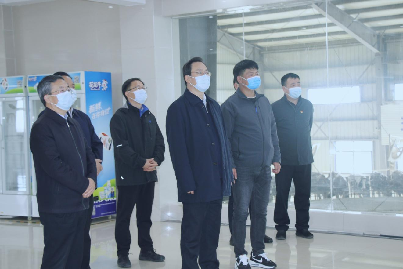 河南省人大常委會黨組書記、副主任孔昌生蒞臨花花牛魯山瑞亞牧場參觀調(diào)研