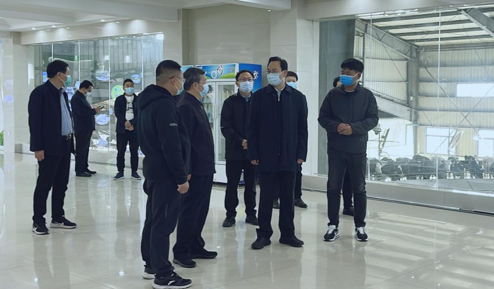 河南省人大常委會黨組書記、副主任孔昌生蒞臨花花牛魯山瑞亞牧場參觀調(diào)研