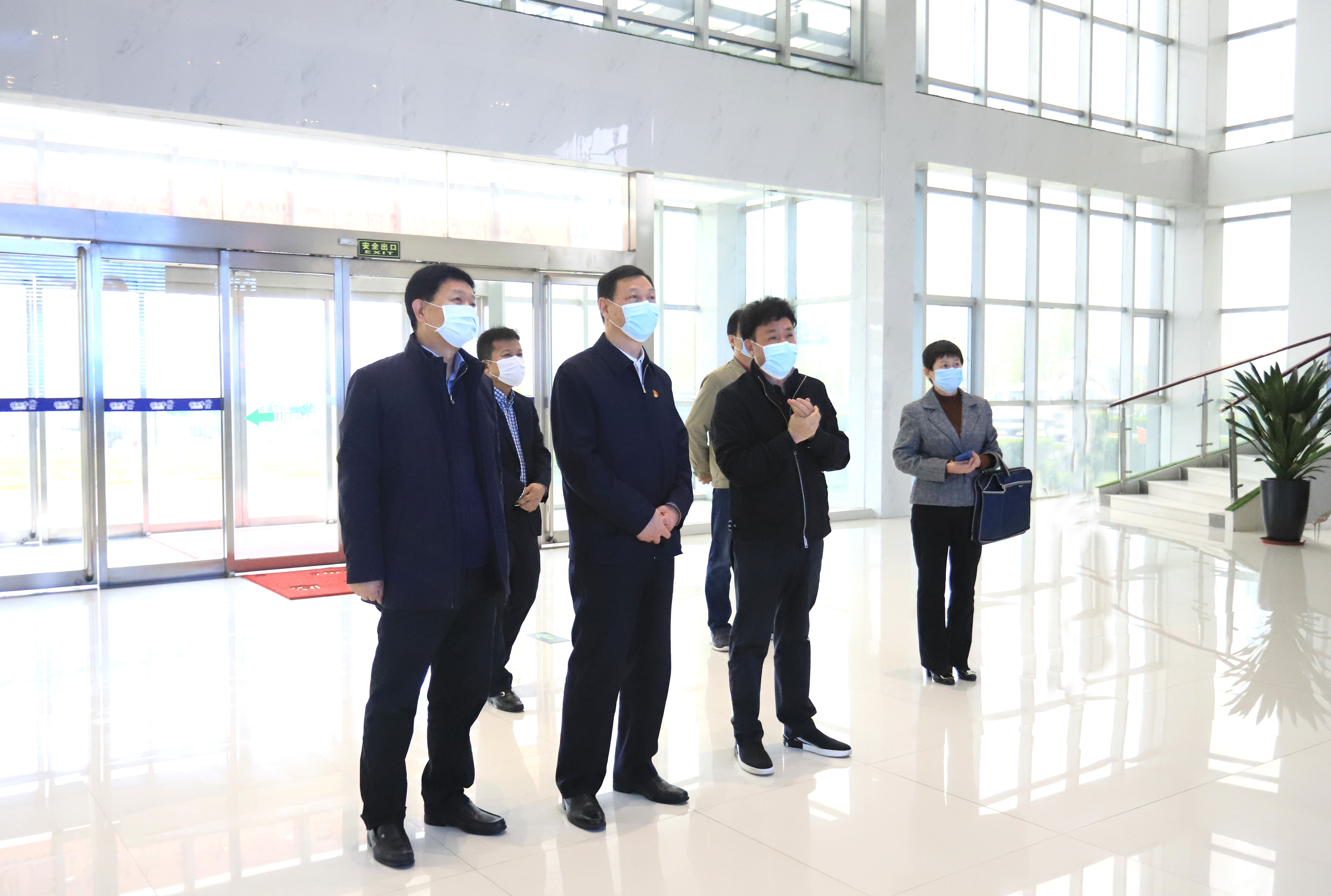 河南省委農(nóng)辦主任、農(nóng)業(yè)農(nóng)村廳廳長申延平一行調(diào)研河南花花牛乳業(yè)集團