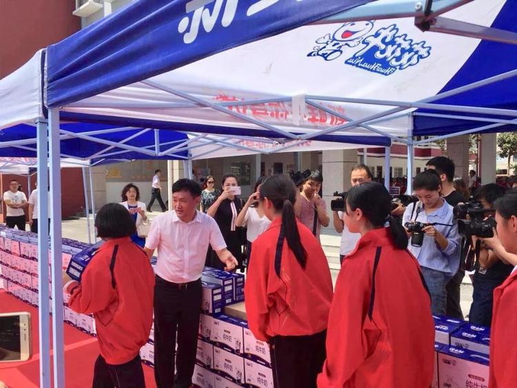 “健康中原，牛奶伴您行——花花牛乳業(yè)集團2018中國小康牛奶行動” 公益助學(xué)啟動儀式隆重舉行
