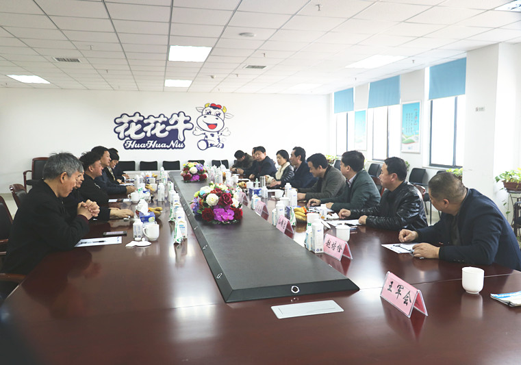 封丘縣縣長王獻臣一行蒞臨 花花牛集團養(yǎng)殖、乳品事業(yè)部參觀調研