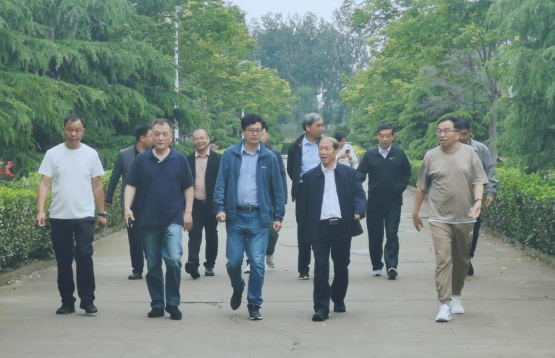 花花牛丨河南農(nóng)業(yè)大學(xué)黨委副書記、校長介曉磊一行蒞臨花花牛河南瑞亞參觀調(diào)研