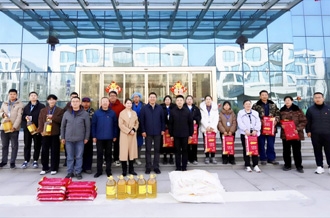 新春佳節(jié)暖人心 堅(jiān)守一線(xiàn)顯擔(dān)當(dāng) ——河南農(nóng)業(yè)投資集團(tuán)黨委委員、副總經(jīng)理兼花花牛乳業(yè)集團(tuán)黨委書(shū)記、董事長(zhǎng)張峰慰問(wèn)花花牛乳業(yè)在崗員工